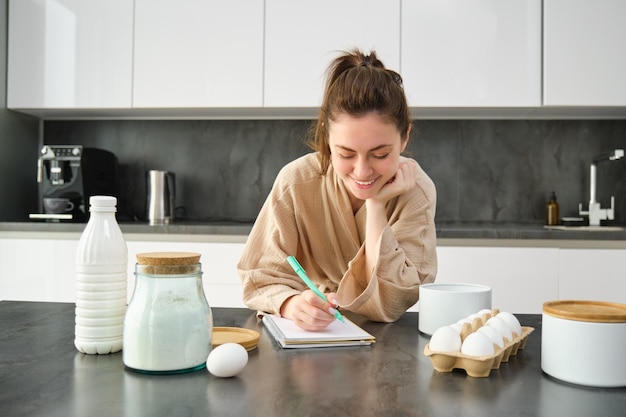 Osoba pisząca przepis