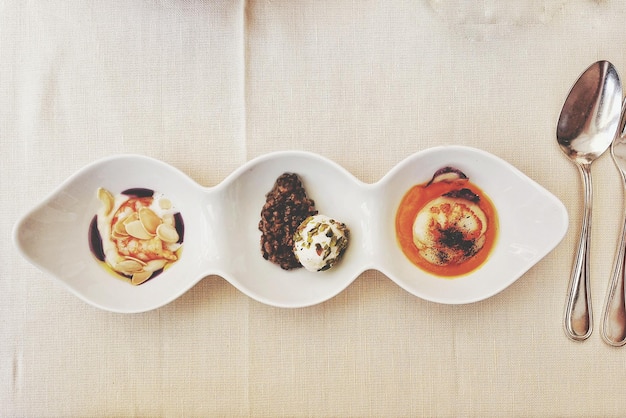 Stół z trzema talerzami przedstawiającymi różne plany